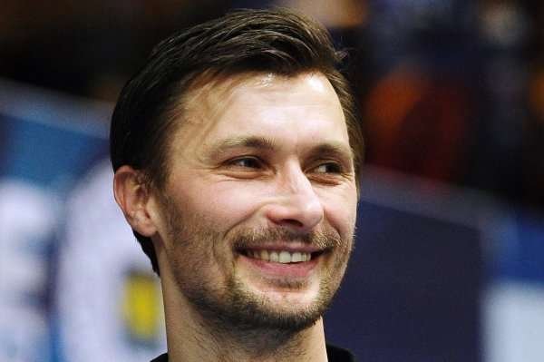 Hrající trenér florbalistů Chodova Radim Cepek se v sobotním superfinále extraligy v pražské O2 areně proti Vítkovicím na hřišti rozloučí s aktivní kariérou. Hrající trenér florbalistů Chodova Radim Cepek se v sobotním superfinále extraligy v pražské O2 areně proti Vítkovicím na hřišti rozloučí s aktivní kariérou.
