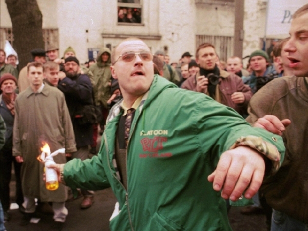 Muž hází při demonstraci v Polksuroku 1997 molotovův koktejl. Muž hází při demonstraci v Polksuroku 1997 molotovův koktejl.