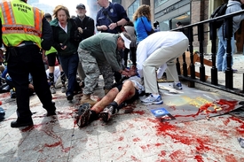 Bostonský maraton se změnil v tragédii.