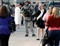 V ulicích neustále hlídkovala policie a další bezpečnostní složky.
