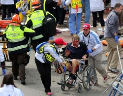 V cíli maratonu v americkém Bostonu došlo ke dvěma silným explozím.