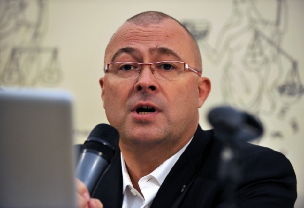 Martin Barták odmítá obvinění.