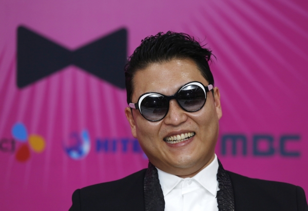 Rapper PSY se vzhledově dost odlišuje od ostatních korejských idolů, úspěch však slaví po celém světě. Rapper PSY se vzhledově dost odlišuje od ostatních korejských idolů, úspěch však slaví po celém světě.