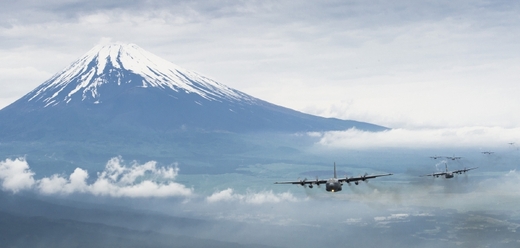 Americké C-130 Hercules u japonské hory Fudži. Americké C-130 Hercules u japonské hory Fudži.
