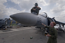 AV-8B Harrier na USS Bonhomme Richard u filipínského pobřeží.
