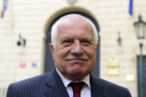 Václav Klaus vrátil strážníkovi medaili.