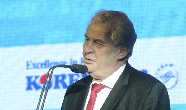 Prezident Miloš Zeman poslal Obamovi kondolenci a nabídl pomocnou ruku v boji s terorismem.