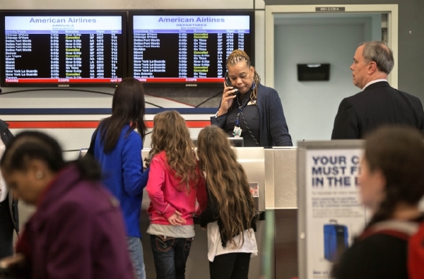 Společnost American Airlines kvůli výpadku systému zastavila stovky letů.