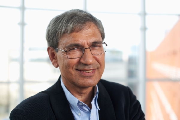 Orhan Pamuk je nositelem Nobelovy ceny. Orhan Pamuk je nositelem Nobelovy ceny.