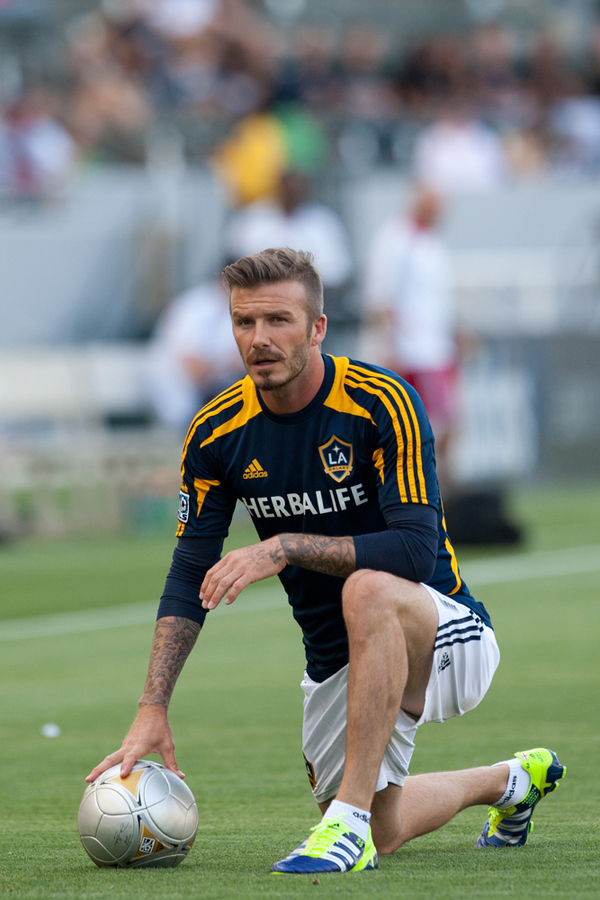 10. DAVID BECKHAM. Britský fotbalista hrál pro nejlepší týmy Evropy od Manchesteru United až po Real Madrid nebo AC Milán. Zahrál si ale i v USA za Los Angeles Galaxy a poté se přestěhoval do Francie, aby posílil tamní nejlepší klub Paris St. Germain. Za rok si vydělá 42,57 milionu dolarů, v přepočtu přes 850 milionů korun. (Foto: shutterstock.com) 10. DAVID BECKHAM. Britský fotbalista hrál pro nejlepší týmy Evropy od Manchesteru United až po Real Madrid nebo AC Milán. Zahrál si ale i v USA za Los Angeles Galaxy a poté se přestěhoval do Francie, aby posílil tamní nejlepší klub Paris St. Germain. Za rok si vydělá 42,57 milionu dolarů, v přepočtu přes 850 milionů korun. (Foto: shutterstock.com)