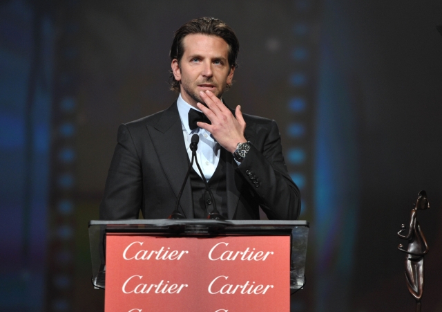 Bradley Cooper bydlí s maminkou.