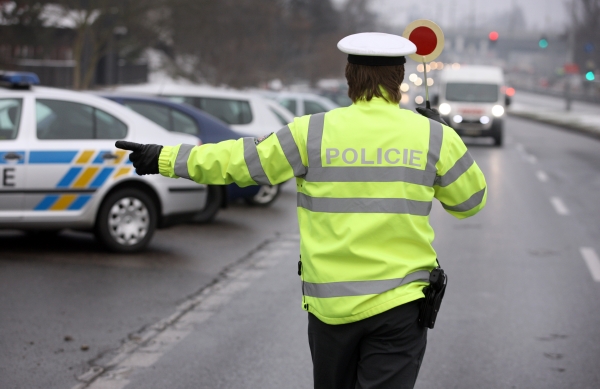 Některé hlídky dopravní policie budou řidičům nabízet měření zraku (ilustrační foto).