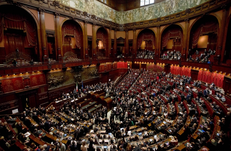 Italského prezidenta volí v Římě na společné schůzi jak zákonodárci, tak i zástupci regionů. Italského prezidenta volí v Římě na společné schůzi jak zákonodárci, tak i zástupci regionů.
