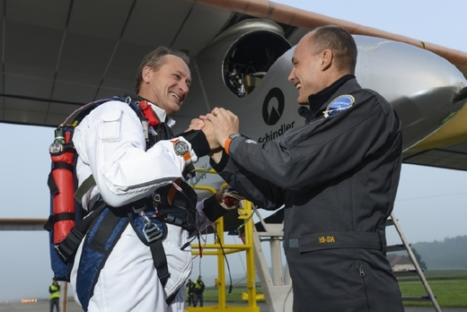 Bertrand Piccard (vpravo) a André Borschberg. Bertrand Piccard (vpravo) a André Borschberg.
