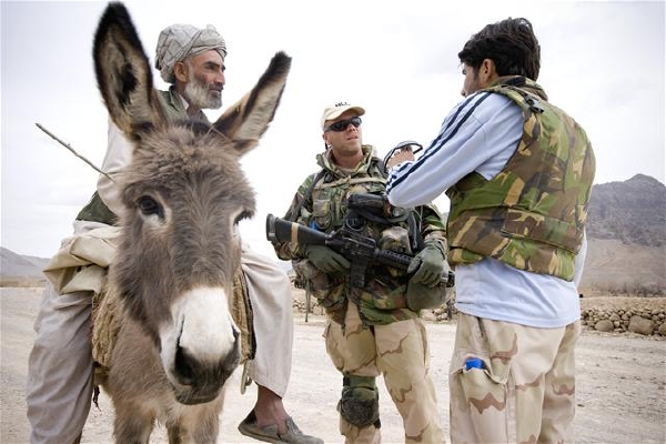 Voják bundeswehru s místními.