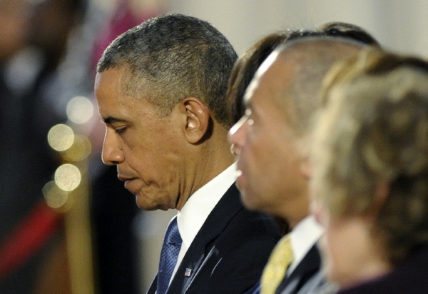 Americký prezident Barack Obama ve čtvrtek při bohoslužbách v Bostonu uctil památku obětí pondělního pumového útoku na místní maraton.