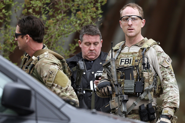Policie včetně FBI obklíčila části Bostonu.