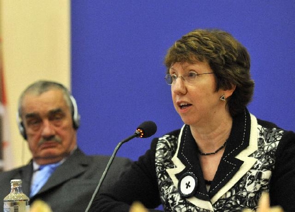 Schwarzenberg a šéfka unijní diplomacie Ashtonová. Podle českého ministra je v Sýrii a okolí zbraní dost.