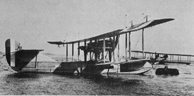 Letadlo Curtiss H12, v jehož pilotní kabině měl Sperry roku 1916 sex.