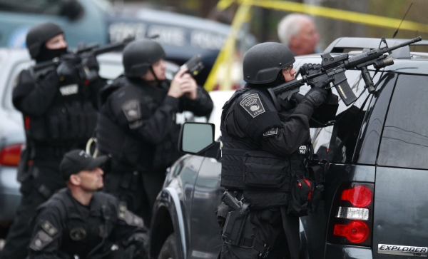 Policie USA upozorňuje, že pronásledování se může protáhnout na několik dní. Policie USA upozorňuje, že pronásledování se může protáhnout na několik dní.