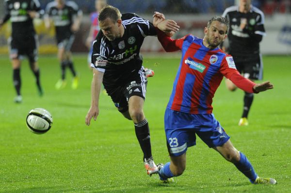 Plzeňský útočník Marek Bakoš (vpravo) a obránce Příbrami Radek Dejmek.