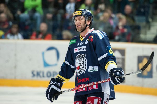Liberecký hrdina Petr Nedvěd rozhodl o extraligové příslušnosti Liberce i pro příští sezonu. Liberecký hrdina Petr Nedvěd rozhodl o extraligové příslušnosti Liberce i pro příští sezonu.