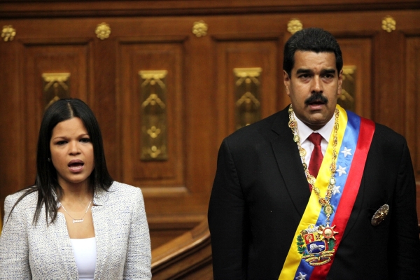 Chávezova dcer María Gabriela a nový prezident Nicolás Maduro při inauguraci.