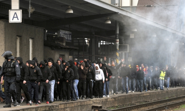 Fanoušci fotbalové Sparty Praha na nádraží v Ostravě. Fanoušci fotbalové Sparty Praha na nádraží v Ostravě.