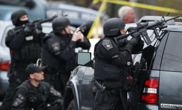 Policie při obléhání domu podezřelého. Policie při obléhání domu podezřelého.