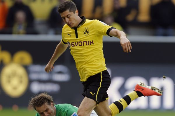 Dortmund vstřelil první gól už v úvodní minutě. Dortmund vstřelil první gól už v úvodní minutě.