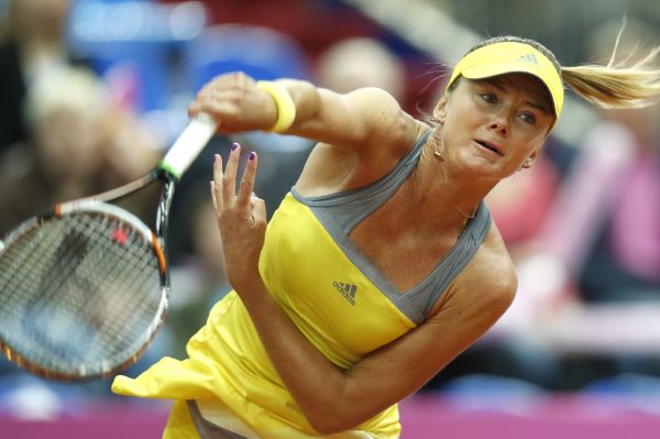 Daniela Hantuchová servíruje proti Kirilenkové.