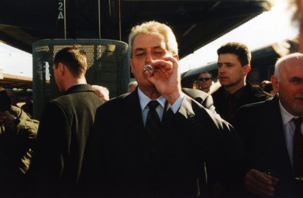 Miloš Zeman se skleničkou, ještě jako premiér v roce 2002.