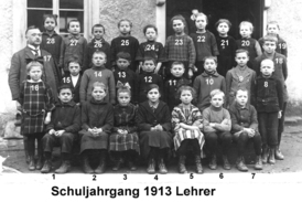 Učitel s žáky v roce 1913.