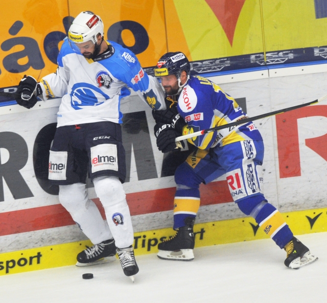 Plzeňský Pavel Kašpařík (vlevo) v souboji s Petrem Leškou ze Zlína.