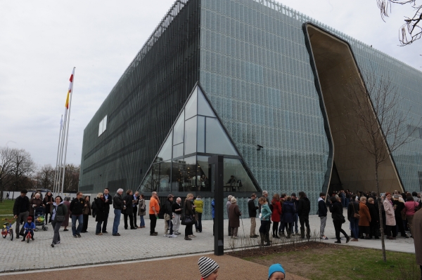 Nově otevřené muzeum přilákalo davy lidí. 