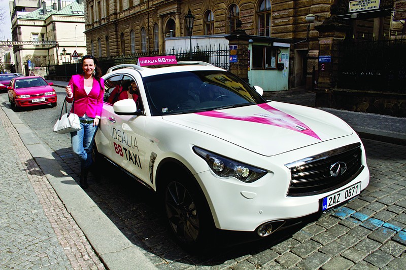 Vozy Infiniti posloužily jako taxi a kosmetický salón zároveň. 