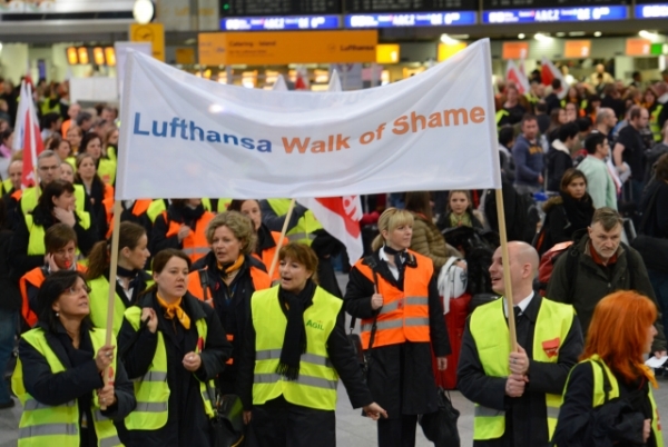 Stávkující zaměstnanci společnosti Lufthansa. Stávkující zaměstnanci společnosti Lufthansa.