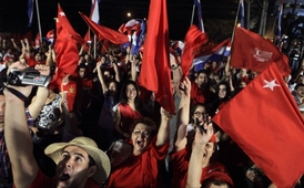 Na předvolebním shromáždění nového paraguayského prezidenta Cartese.