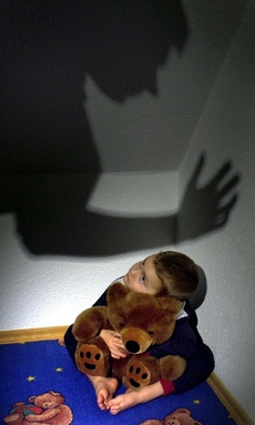 Muž svoji agresi mířil více na staršího ze synů (ilustrační foto).
