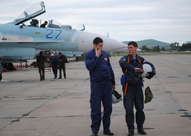Ruští piloti u Su-27.