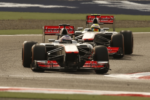 Pozor, kolega v zádech! Jenson Button a Sergio Pérez v Bahrajnu překvapili svou agresivitou.