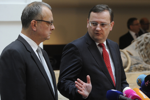 Ministr financí Miroslav Kalousek (vlevo) a předseda vlády Petr Nečas.