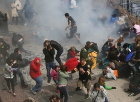 Při bombovém útoku na maraton v Bostonu zemřeli tři lidé, poté útočníci zastřelili policistu.
