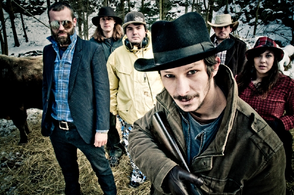 Skupiny Nylon Jail míchá prvky country, folku, rocku a elektroniky. Skupiny Nylon Jail míchá prvky country, folku, rocku a elektroniky.
