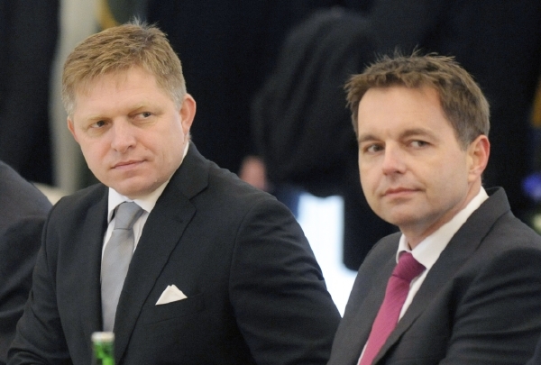 Slovenský ministr financí Peter Kažimír (vpravo) a slovenský předseda vlády Robert Fico. Slovenský ministr financí Peter Kažimír (vpravo) a slovenský předseda vlády Robert Fico.