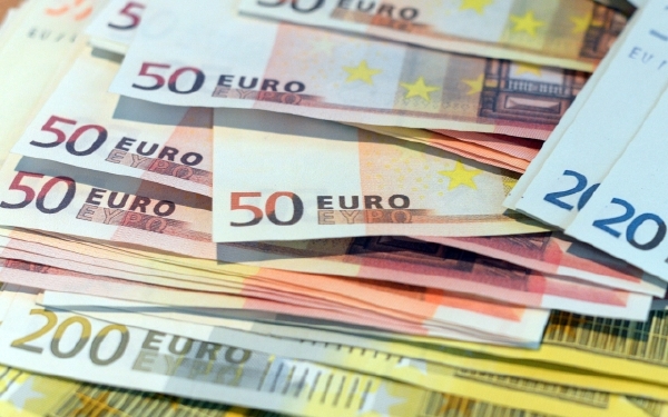 Při cestování po EU je povoleno  bez nahlášení celním úřadům převážet hotovost v celkové hodnotě jen do 10 tisíc eur (ilustrační foto).