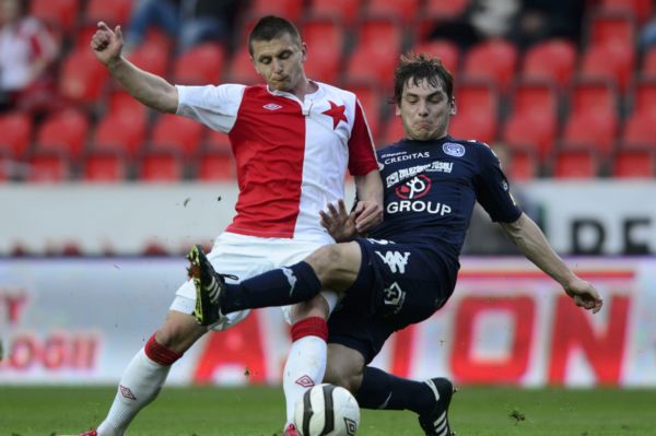 Obránce Slavie Matúš Čonka (vlevo) a útočník Slovácka Roman Haša bojují o míč.