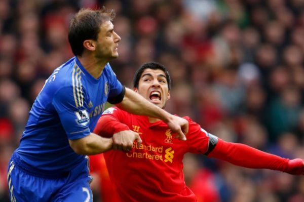Útočník Liverpoolu Luis Suárez (vpravo) dostal za kousnutí protihráče pokutu.