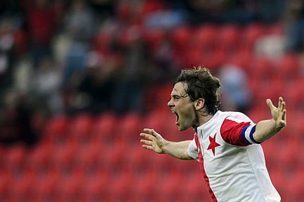Kapitán Slavie Karol Kisel se raduje z gólu do sítě Slovácka.
