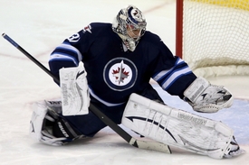 Ondřej Pavelec pomohl k vítězství Winnipegu.